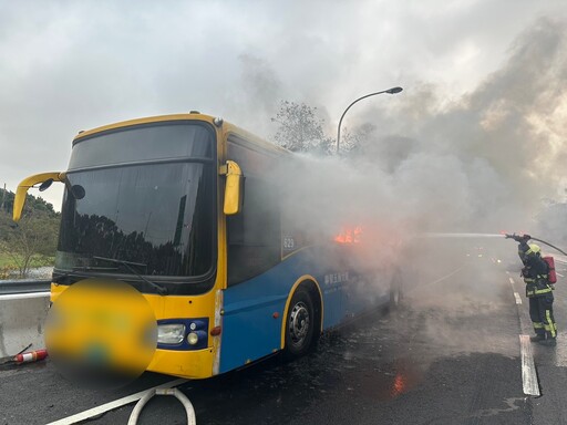 竹南驚傳公車起火！車尾突冒火燃燒 消防局派2車、6人搶救