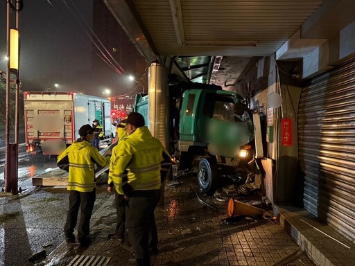 基隆垃圾車煞車失靈！垃圾收一半「直衝下坡」驚險7秒撞爛店家