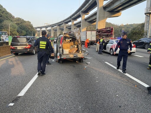 國1死亡車禍！男停中線「下車排查故障」 大貨車反應不及撞死人