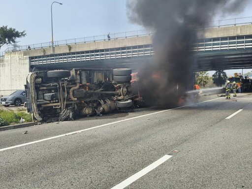 快訊／國1嚴重車禍！砂石車爆胎失控自撞 「車陷火海」驚險畫面曝