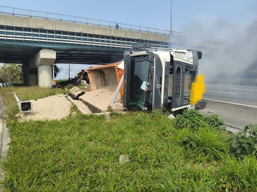 快訊／國1嚴重車禍！砂石車爆胎失控自撞 「車陷火海」驚險畫面曝