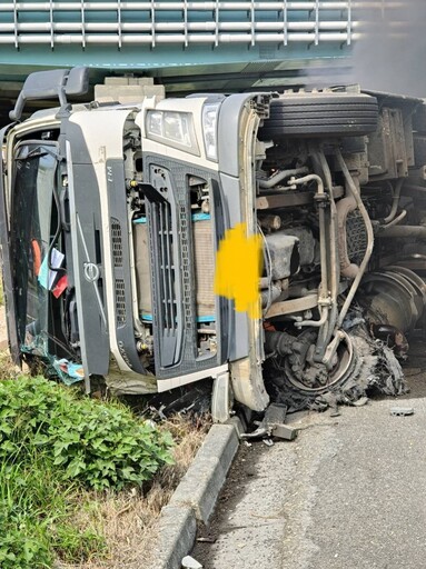 快訊／國1嚴重車禍！砂石車爆胎失控自撞 「車陷火海」驚險畫面曝