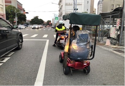 彰化老婦迷路「騎車無助徘徊」 員警察覺異樣成功助返家