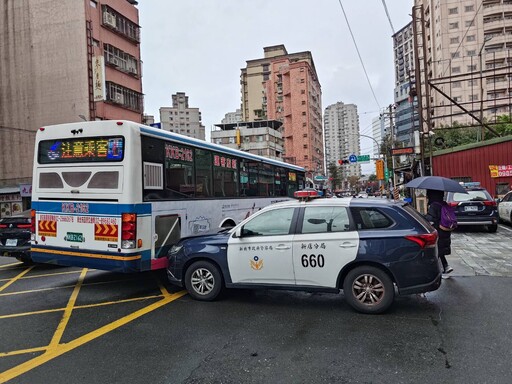 糗了！新北24歲警移車「誤踩油門」 新店客運等紅燈衰遭撞