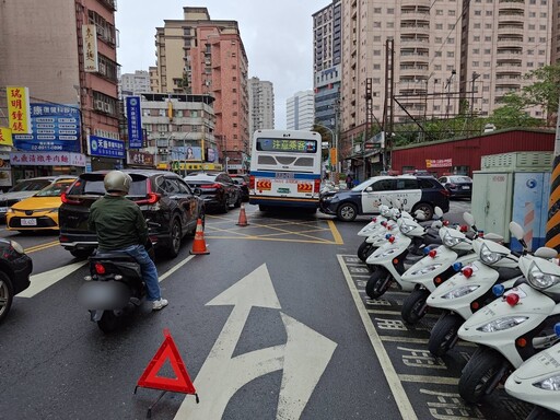 糗了！新北24歲警移車「誤踩油門」 新店客運等紅燈衰遭撞