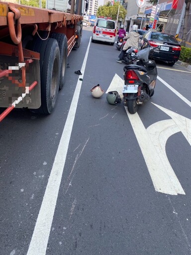 高雄嚴重車禍！曳引車擦撞女騎士「輾過腳」 路人驚恐按喇叭逼停