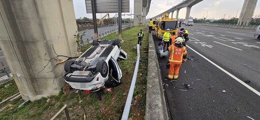 國1驚險車禍！轎車衝撞護欄翻覆「四輪朝天」 40歲男自行爬出車外