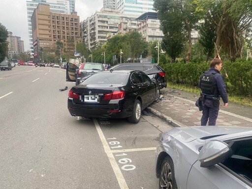 撞擊畫面曝光！男開BMW「起步失控暴衝」 路邊4車衰遭撞爛