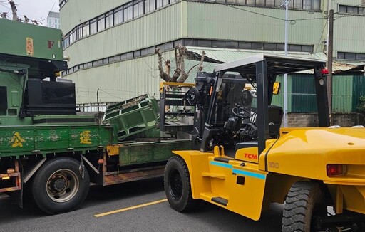 土城嚴重工安意外！機台墜落砸中貨車司機 「頭重創、眼凸出」命危