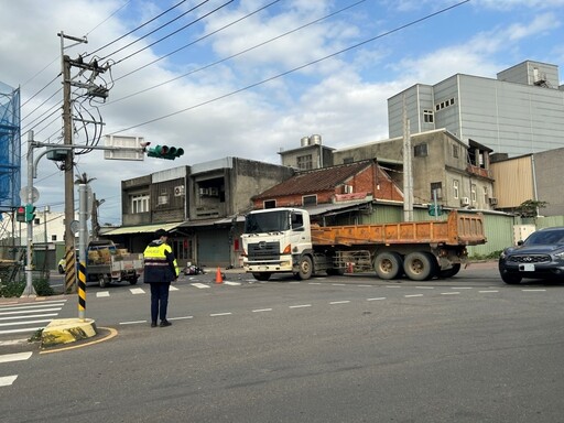 中壢死亡車禍！男雙載「路口左轉遭砂石車撞飛」 1死1傷畫面曝