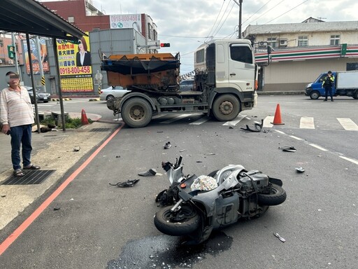 中壢死亡車禍！男雙載「路口左轉遭砂石車撞飛」 1死1傷畫面曝