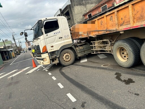 中壢死亡車禍！男雙載「路口左轉遭砂石車撞飛」 1死1傷畫面曝