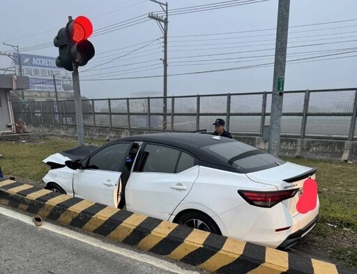 國1后里段車禍！駕駛不明原因撞進地磅站 「車頭開花」2人送醫