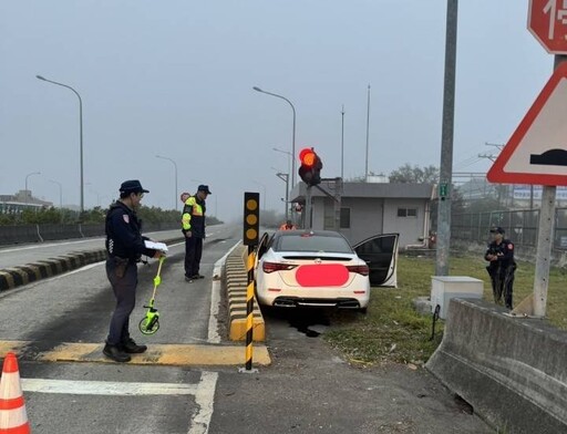 國1后里段車禍！駕駛不明原因撞進地磅站 「車頭開花」2人送醫