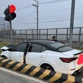 國1后里段車禍！駕駛不明原因撞進地磅站 「車頭開花」2人送醫