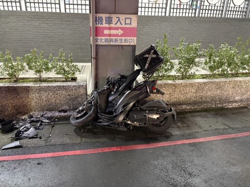 淡水重大車禍！小貨車撞飛騎士「機車對折變形」 25歲男送醫不治