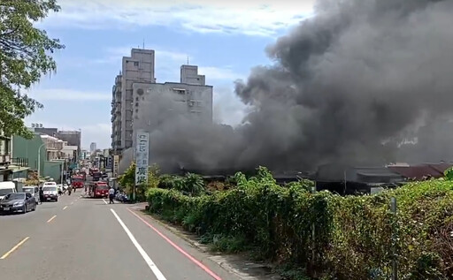 快訊／台南永康家電倉庫突發大火！濃煙竄天 現場畫面曝光