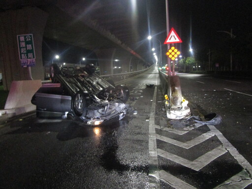 快訊／台74重大車禍！小客衝撞分隔島翻覆 「車變廢鐵」32歲男命危