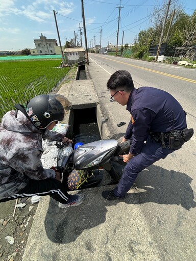 為撿鋁罐「連人帶車」摔進大水溝 警民爆發神力成功抬出