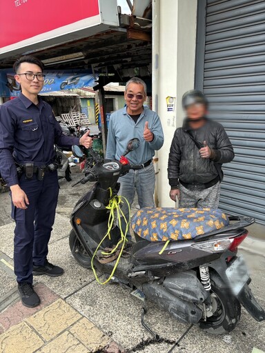 為撿鋁罐「連人帶車」摔進大水溝 警民爆發神力成功抬出