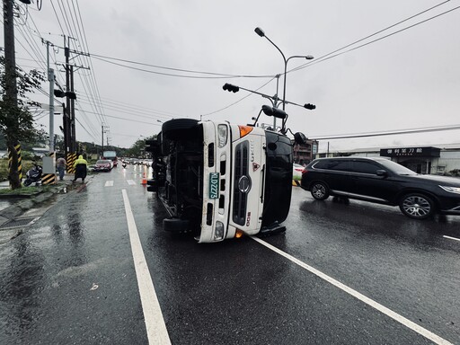苗栗颳怪風！貨車停路邊竟遭吹翻 「90度橫躺路邊」畫面曝