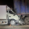 蘆洲小貨車駕駛精神不濟追撞大貨車 「車頭撞成三角形」奇蹟生還