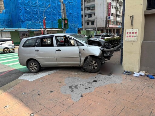桃園重大車禍！轎車暴衝人行道夾死路人 「1死3重傷」奪命5秒曝