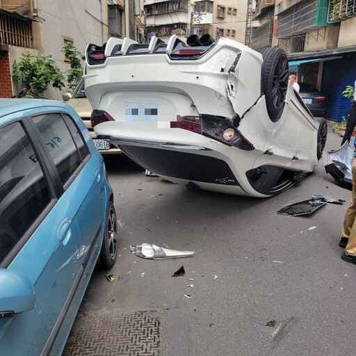 太久沒開車忘記了？24歲男「操作失誤」自撞翻車 女乘客送醫