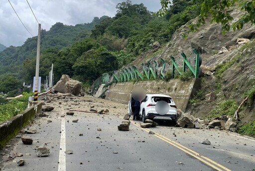 苗62線驚傳落石砸車！10噸巨石滾落百米 汽車變形駕駛一度受困