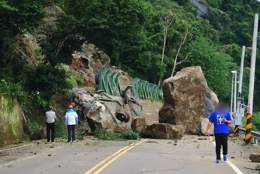 苗62線驚傳落石砸車！10噸巨石滾落百米 汽車變形駕駛一度受困