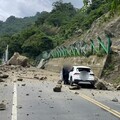 苗62線驚傳落石砸車！10噸巨石滾落百米 汽車變形駕駛一度受困