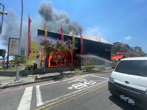 燒雜草釀禍？台南銷售中心陷火海 急派23輛消防車救火