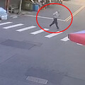 根本行車地獄？台中老翁闖紅燈挨罰 辯：很多人都這樣啊