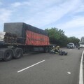 苗栗嚴重車禍！曳引車「奇葩違停」 騎士撞上頭部血流不止