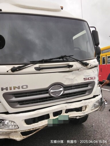 國1中壢段驚傳8車連環撞！車尾開花撞成廢鐵 釀2傷送醫