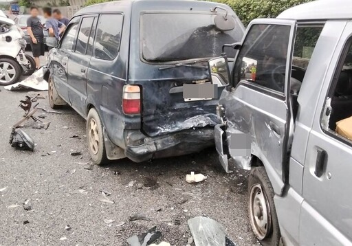 國1中壢段驚傳8車連環撞！車尾開花撞成廢鐵 釀2傷送醫