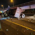 國1內湖段死亡車禍！大量瀝青熱料灑落 駕駛搶救宣告不治