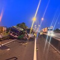 恍神？國1北上半聯結車撞爛擋道 「鋼捲灑落」傷亡曝光