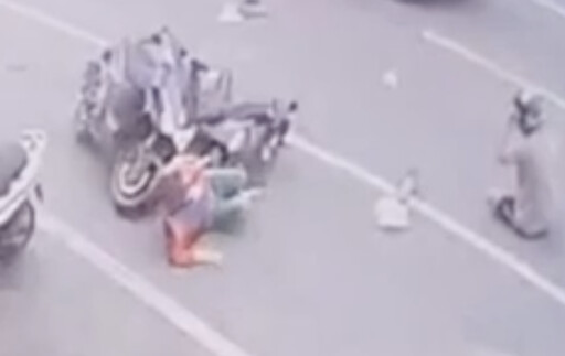 高雄67歲三寶「橫越車道」！直行騎士慘遭擊落 2人倒地送醫