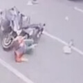 高雄67歲三寶「橫越車道」！直行騎士慘遭擊落 2人倒地送醫