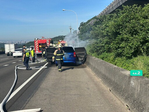 國1桃園段驚傳火燒車！車剛停下瞬間冒火 駕駛跳車急逃命