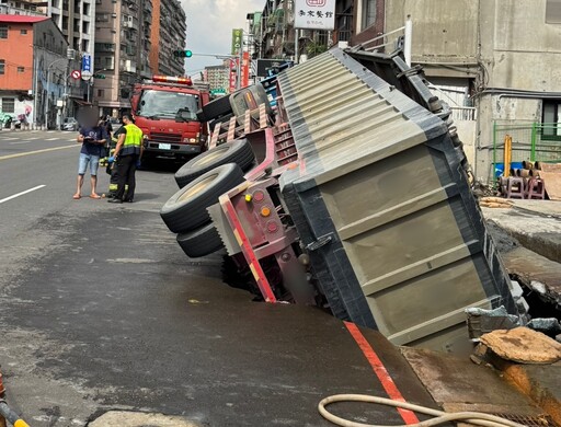 三重又傳地面塌陷！巨型天坑「吞掉砂石車」 工務局下令全面停工