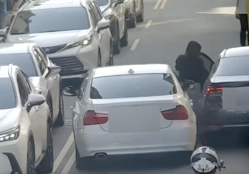 台中三寶對決！女違停紅線大開車門 酒駕男撞上肇逃
