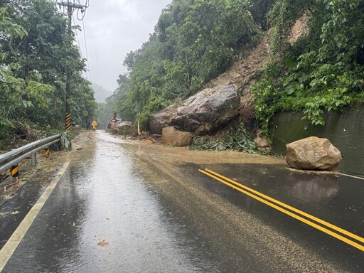 暴雨釀災！台3線326.5K驚見巨石滑落 雙向中斷一度封路