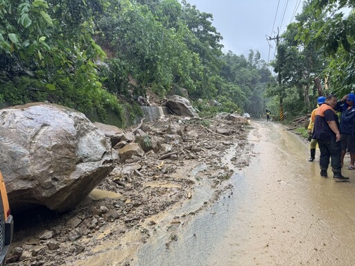 暴雨釀災！台3線326.5K驚見巨石滑落 雙向中斷一度封路