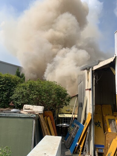 台南一早驚傳火警！濃煙竄天警屋內東西全燒光 疑電表開關引燃釀禍