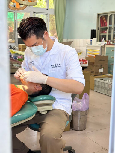 陳之懋醫師赴台南偏鄉義診 母親節前夕關懷隔代教養學童
