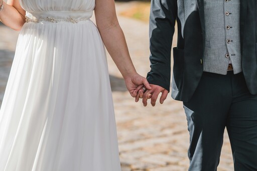 陪主人到最後一刻！19歲老狗強忍不適只為了參加婚禮