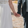 陪主人到最後一刻！19歲老狗強忍不適只為了參加婚禮