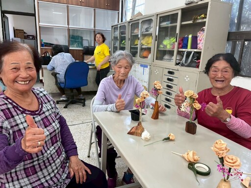 永安社區綠色照顧跨域活動手作木玫瑰感受療癒與溫暖